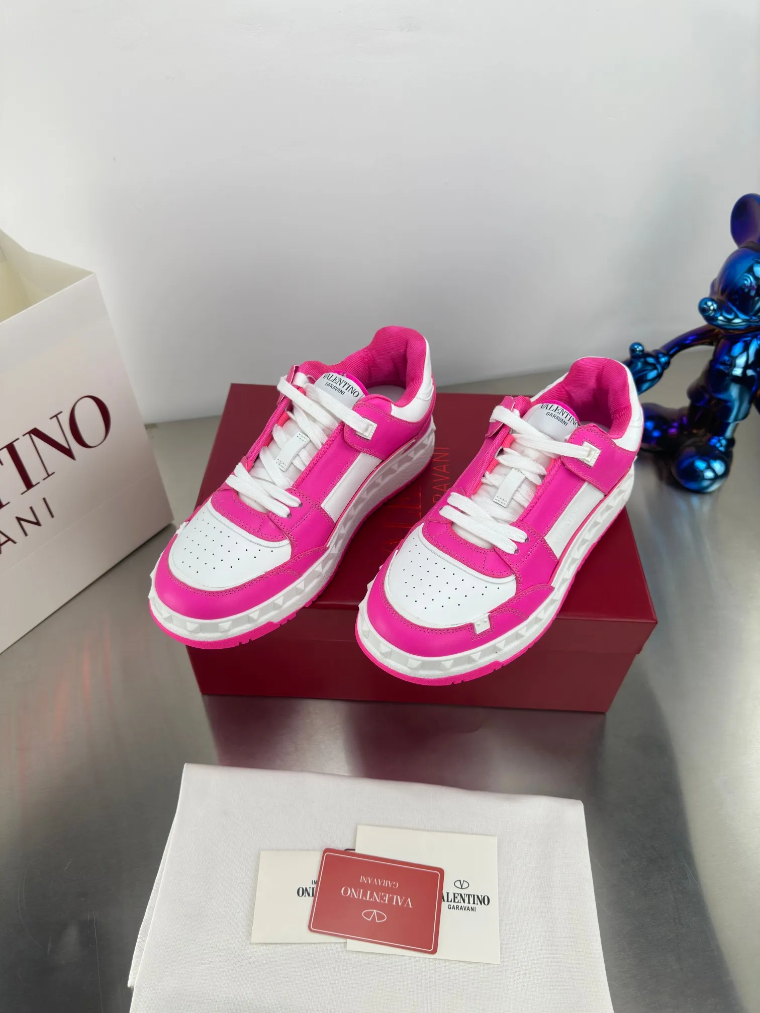 👟👟Ex-factory price 640👟👟 🔺Valentino🔺 Valentino VT 2024 early spring white shoes casual shoes! Top version!  Original 1:1 mold opening! Lasting + oil edge craftsmanship, classic splicing, fashionable and versatile, 🎁Full set of packaging at the same time at the counter. Fabric: Customized cowhide. Lining: Original breathable mesh. Outsole: Original TPU material outsole. Non-slip and wear-resistant. Size: Female 35-40! Male 39～45
